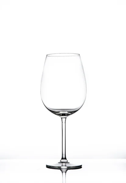 Beyaz arka planda izole edilmiş boş şarap kadehi — Stok fotoğraf