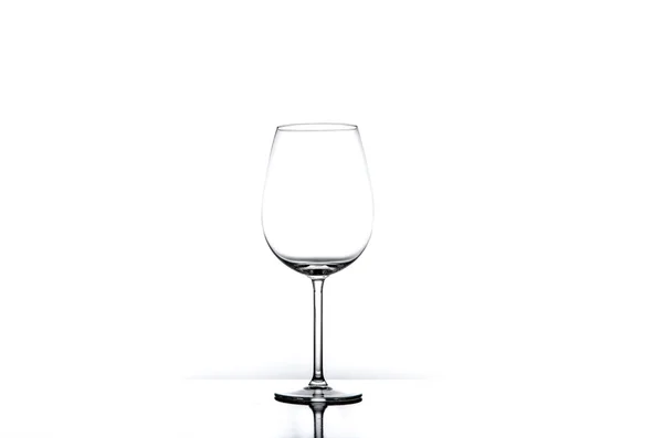 Пустой бокал вина изолированы на белом фоне — стоковое фото