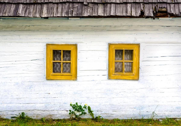 Detail der bunten Fenster am alten traditionellen Haus — Stockfoto