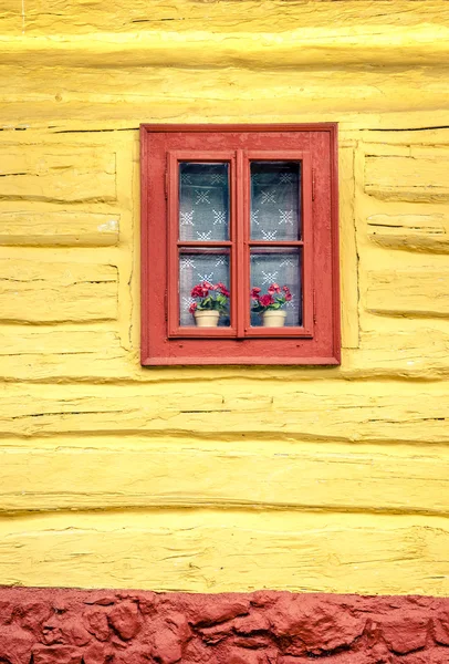 Szczegół szczegół kolorowe okna na drewniany domek — Zdjęcie stockowe