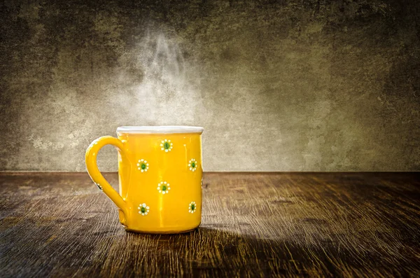 Colorful steaming coffee mug on the table — Stock Photo, Image