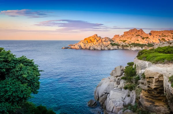海洋多岩石的海岸线多彩日落美景撒丁岛 — 图库照片