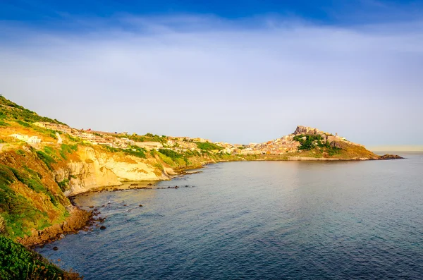 Schilderachtig uitzicht van castelsardo stad en Oceaan kust landschap — Stockfoto