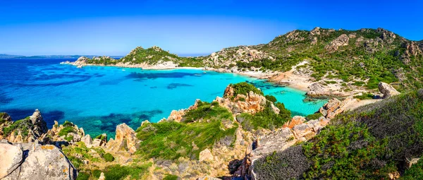 Gyönyörű ocean partvidék beach panoráma a maddalena-szigetekre, úgy — Stock Fotó