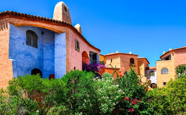 Belle case colorate con bel giardino in Sardegna — Foto Stock