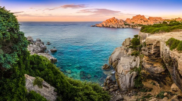 Vista panorámica del paisaje en la costa rocosa del océano — Foto de Stock