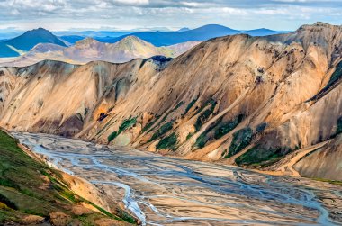 landmannalaugar renkli dağ ve nehir manzaralı görünüm