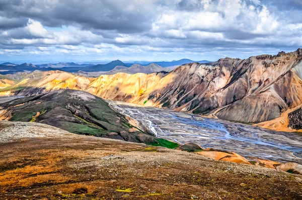 Pohled na malebnou krajinu landmannalaugar barevné hory — Stock fotografie