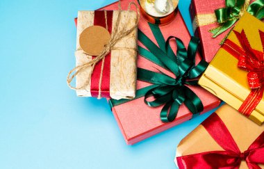 Cyan arka planında kurdele olan hediye kutuları. Kopyalama alanı olan üst görünüm.