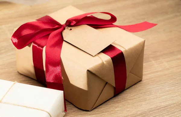 Weihnachtsbraune Geschenkboxen Und Rotes Band Mit Umhängepapier Liegen Auf Dem — Stockfoto