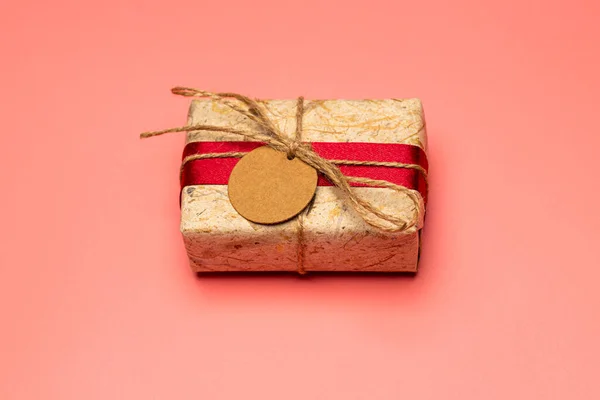Karácsonyi Barna Ajándékdobozok Piros Szalag Címke Papír Feküdt Rózsaszín Asztalon — Stock Fotó
