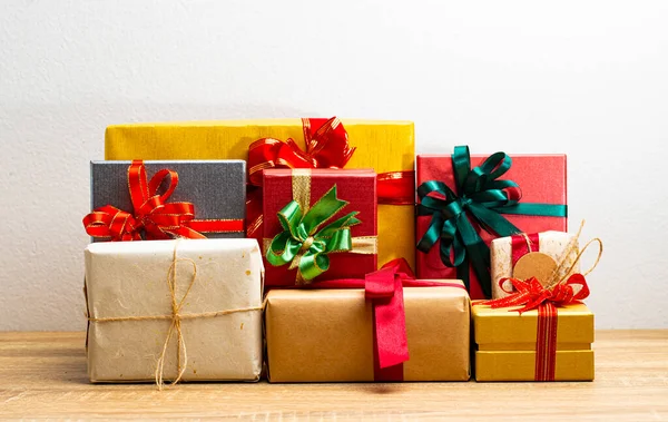 Geschenkboxen Geschenke Mit Schleife Auf Dem Tisch Weißer Hintergrund Frontansicht — Stockfoto