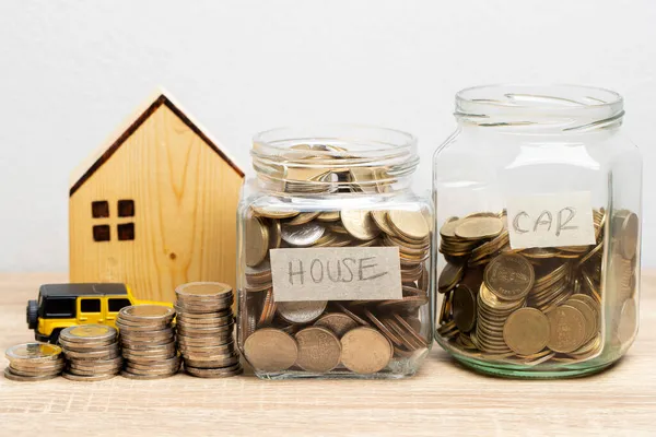お金のスタック 車や木造の家 金融の概念のためのコピースペースを持つガラス瓶のコイン — ストック写真