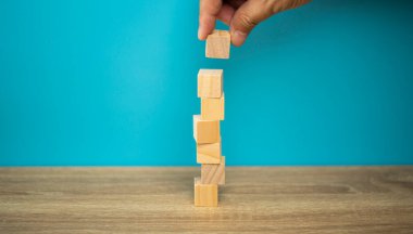 Masadaki kahverengi kübik yığını, iş hayatında bulacağınız risk yönetimi gibi, kaydetmek için kontrol etmelisiniz..