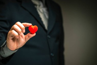 Hizmet memnuniyeti konsepti, olumlu tatmin. İş adamı kırmızı kalple en yüksek hizmet oranını verir..