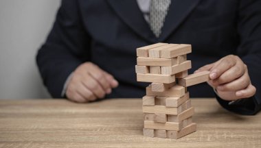 İş riskleri, iş istikrarsızlığı, aklın çöküşü, iş adamı bulmacaları, düşme riskleriyle dolu bir gruptan çıkarıyor..