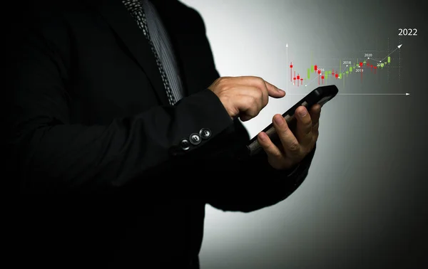 Çevrimiçi ağlar, mobil borsa, mobil iş akışı, hisse senedi ticaretinden kazanç sağlayan işadamı.