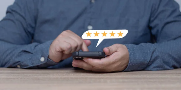 Клиенты Оценивают Удовлетворенность Звезд Через Мобильный Телефон Опыт Обслуживания Онлайн — стоковое фото