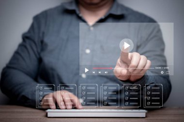 Dijital online kullanım kavramı. Erkekler internette sörf yapıyor, film izliyor, müzik dinliyor, online konserler izliyor. Buharlı film, büyük veri, talep edildiğinde içerik