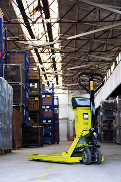 Palettenheber in der Industriehalle — Stockfoto