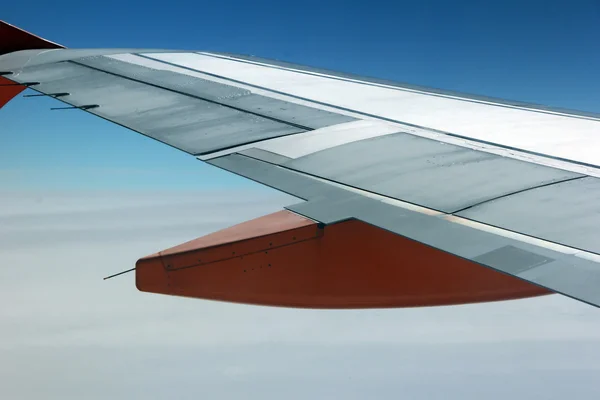 L'aile d'un avion dans le ciel — Photo