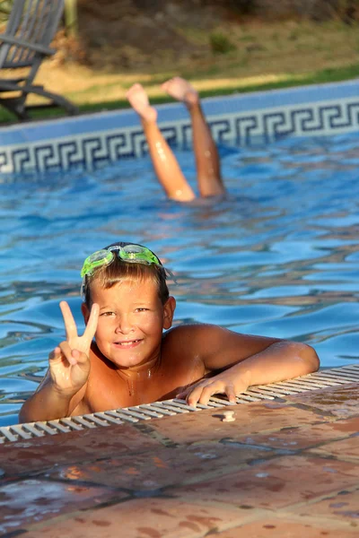 Piscina con niños Imágenes de stock libres de derechos