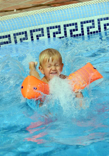 Chlapec je skákání do bazénu — Stock fotografie