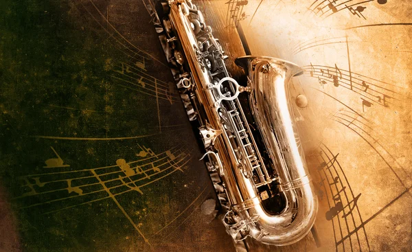 Altes Saxophon mit schmutzigem Hintergrund lizenzfreie Stockfotos