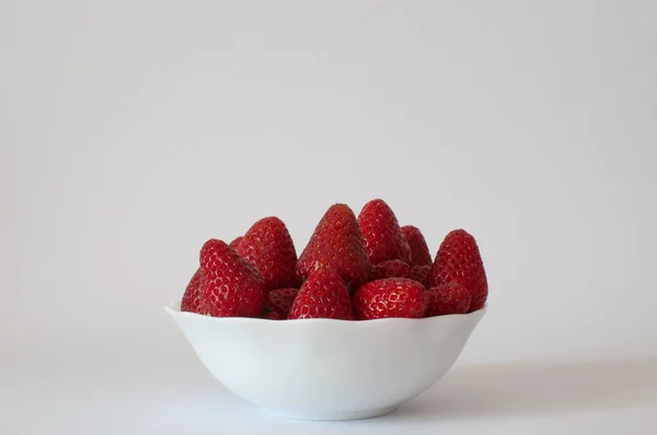 Fragole Profilo Vista Fragole Rosse Naturali Ciotola Isolate Fondo Bianco — Foto Stock