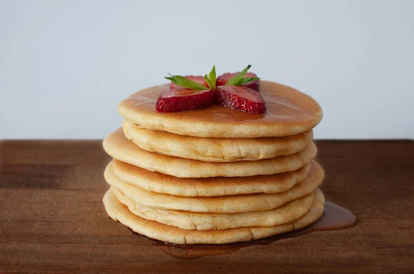 Pannkakor Närbild Och Selektivt Fokus Läckra Pannkakor Med Jordgubbar Och — Stockfoto