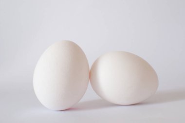 Eggs, stüdyo fotoğrafındaki çiğ tavuk yumurtalarının detaylı görüntüsünü kapat. Koyu arkaplanda izole edilmiş, seçici odak.