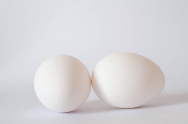 Eggs, stüdyo fotoğrafındaki çiğ tavuk yumurtalarının detaylı görüntüsünü kapat. Koyu arkaplanda izole edilmiş, seçici odak.