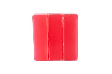 Kırmızı sabun tuğlaları, üç doğal sabun kalıbının dikey yığını. Profil görüşü beyaz arka planda seçici bir odak ile izole edilmiş. Beyaz arkaplanda izole edilmiş hipoalerjenik güzellik nesneleri.
