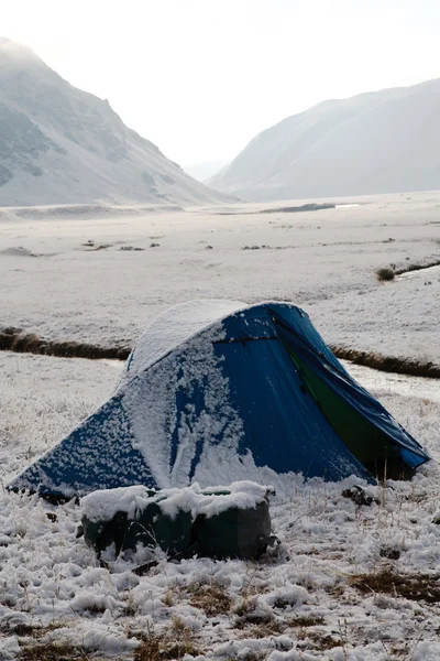 Tienda cubierta de nieve — Foto de Stock