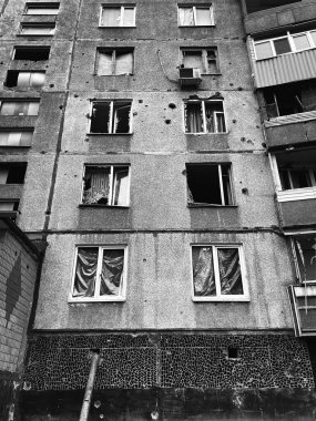 Rus birliklerinin bombalanmasından sonra Harkov 'daki insan evlerini yıktılar. Savaşın siyah beyaz fotoğrafı.