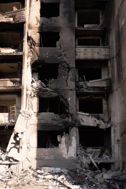 Rus birliklerinin bombalanmasından sonra Harkov 'daki insan evleri yıkıldı..