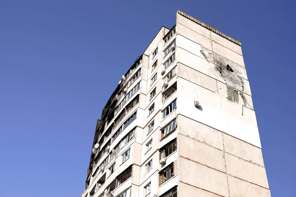 Förstörd Höghus Byggnad Människor Charkov Efter Beskjutning Ryska Trupper Kopieringsspas — Stockfoto