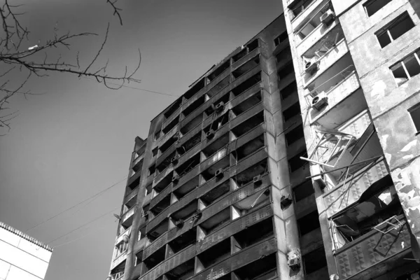 Ein Zerstörtes Hochhaus Mit Menschen Charkow Nach Dem Beschuss Durch — Stockfoto