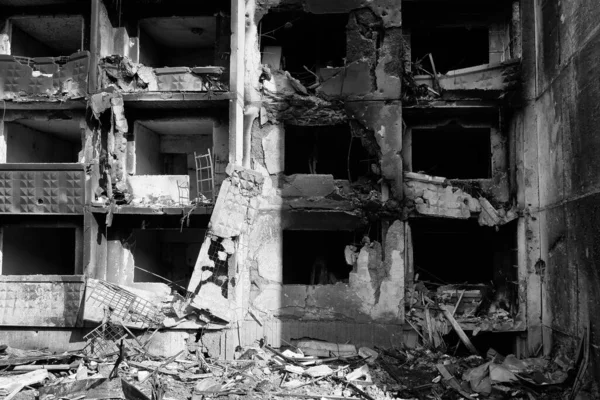 Rus birliklerinin bombalanmasından sonra Harkov 'daki insan evlerini yıktılar. Savaşın siyah beyaz fotoğrafı.