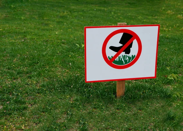 Sign Prohibiting Walking Lawn — Stock Photo, Image