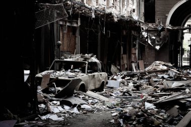 2022 'de Kharkiv, Ukrayna, Rus birlikleri tarafından şehrin merkezi kısmının bombalanmasının sonuçları ve yıkımı. Rusya Federasyonu 'nun bombalanmasıyla altyapı ve tarihi öneme sahip binalar tahrip edildi.