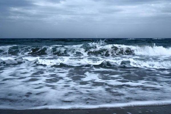 Пейзаж Блакитних Океанічних Хвиль Красивими Хмарами — стокове фото