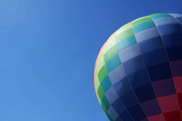 Färgglad Varmluftsballong Flygning Mot Den Blå Himlen — Stockfoto