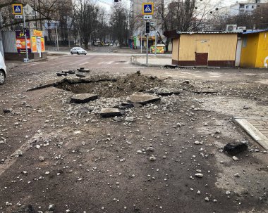 Kharkiv Ukrayna 2022 Rus saldırısından sonra şehirde yıkım gerçekleşti. Şehrin altyapısını yok etti. Şehrin avlusunda bir krater..