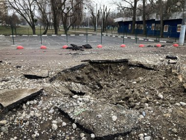 Kharkiv Ukrayna 2022 Rus saldırısından sonra şehirde yıkım gerçekleşti. Şehrin altyapısını yok etti. Şehrin avlusunda bir krater..