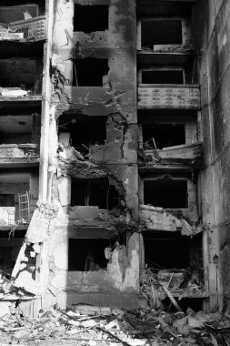 Rus birliklerinin bombalanmasından sonra Harkov 'daki insan evlerini yıktılar. Savaşın siyah beyaz fotoğrafı.