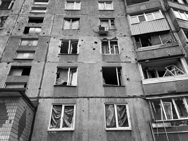 Förstörde Hus Människor Charkov Efter Beskjutning Ryska Trupper Svart Och — Stockfoto