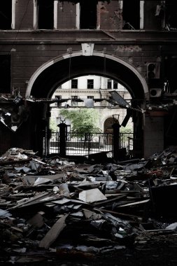 Rusya Federasyonu 'nun bombalanmasıyla altyapı ve tarihi öneme sahip binalar tahrip edildi..