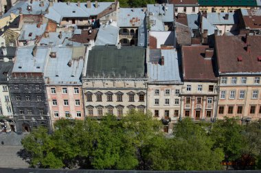 Ukrayna 'nın başkenti Lviv' deki Pazar Meydanı 'nın mimarisinin manzaralı yaz manzarası.