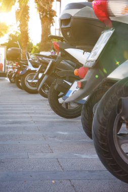 Satılık park etmiş motosikletlerin arka manzarası, kiralık..
